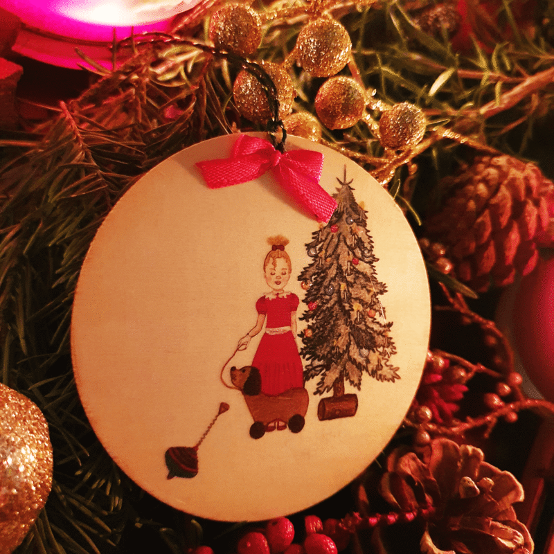 Petite fille au sapin décoration bois