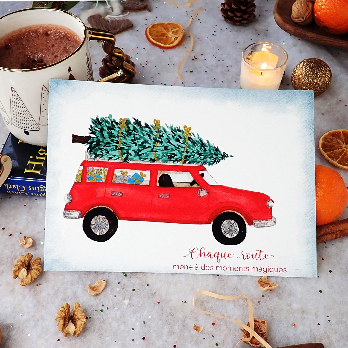 Affiche A5 “En route pour Noël” sur papier Hahnemühle Hemp 290 g, voiture rouge avec sapin et cadeaux, détails pailletés au pinceau.